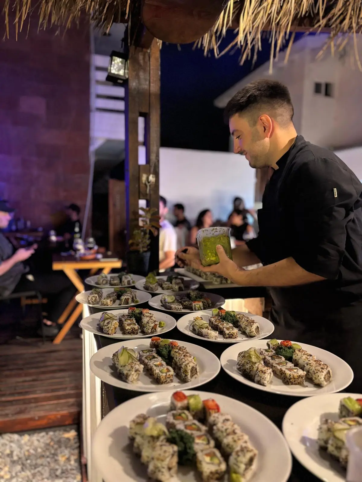 Chef preparando sushi artesanal